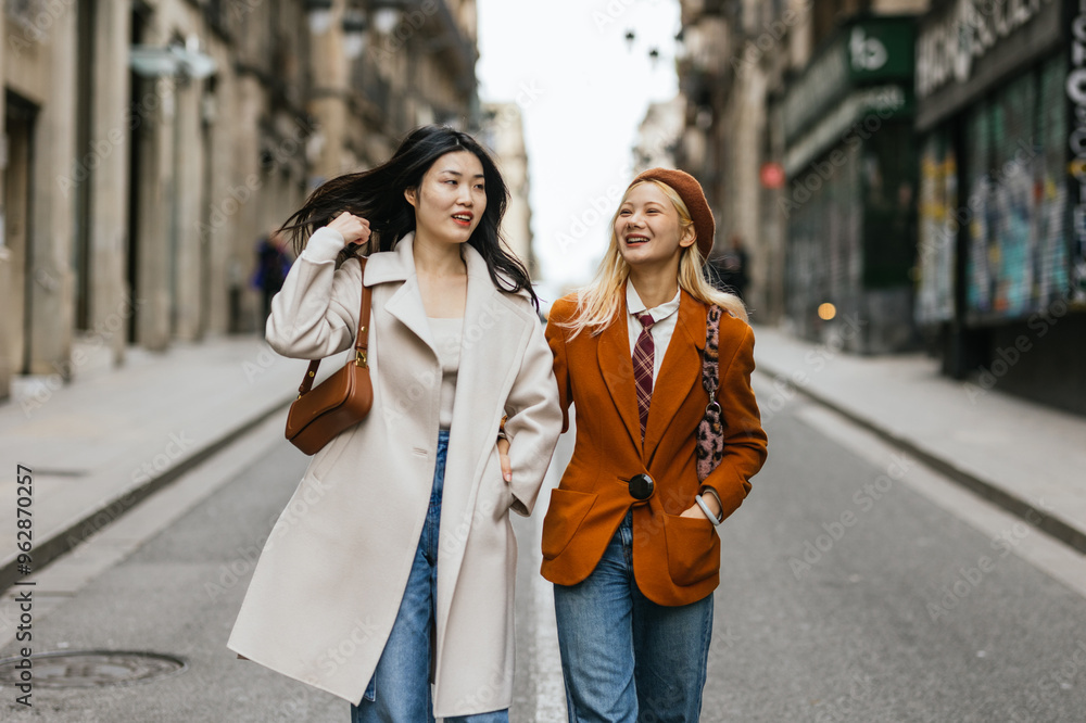 Naklejka premium Two friends walking and having fun on a city trip in barcelona