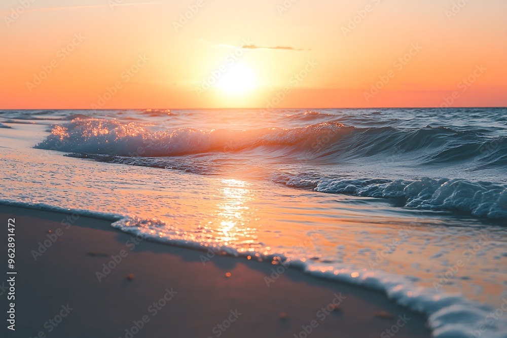 Obraz premium Waves crashing on beach at sunset with golden light reflecting on water