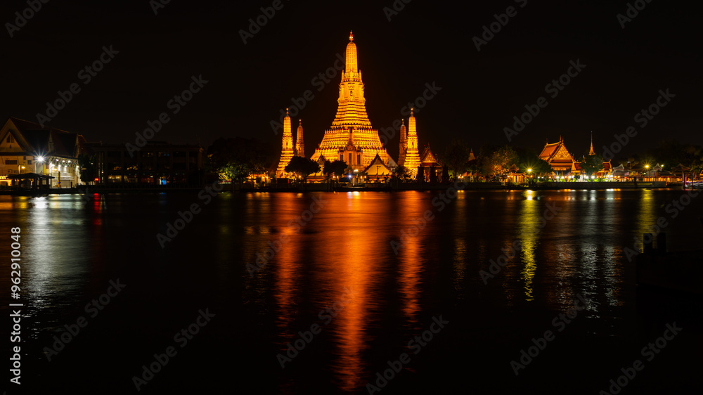 Beautiful Wat Arun Ratchawararam temple with reflexion in the river at twilight in Bangkok Thailand Beautiful Wat Arun Ratchawararam temple with reflexion in the river at twilight in Bangkok Thailand