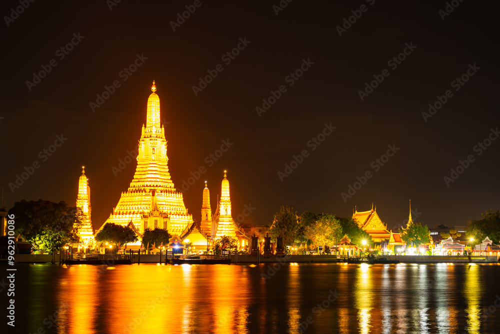 Beautiful Wat Arun Ratchawararam temple with reflexion in the river at twilight in Bangkok Thailand Beautiful Wat Arun Ratchawararam temple with reflexion in the river at twilight in Bangkok Thailand