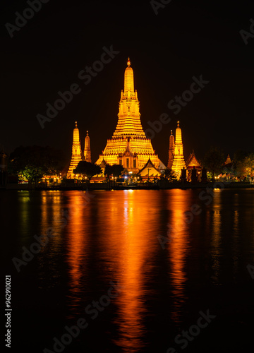 Photography Beautiful Wat Arun Ratchawararam temple with reflexion in the river at twilight