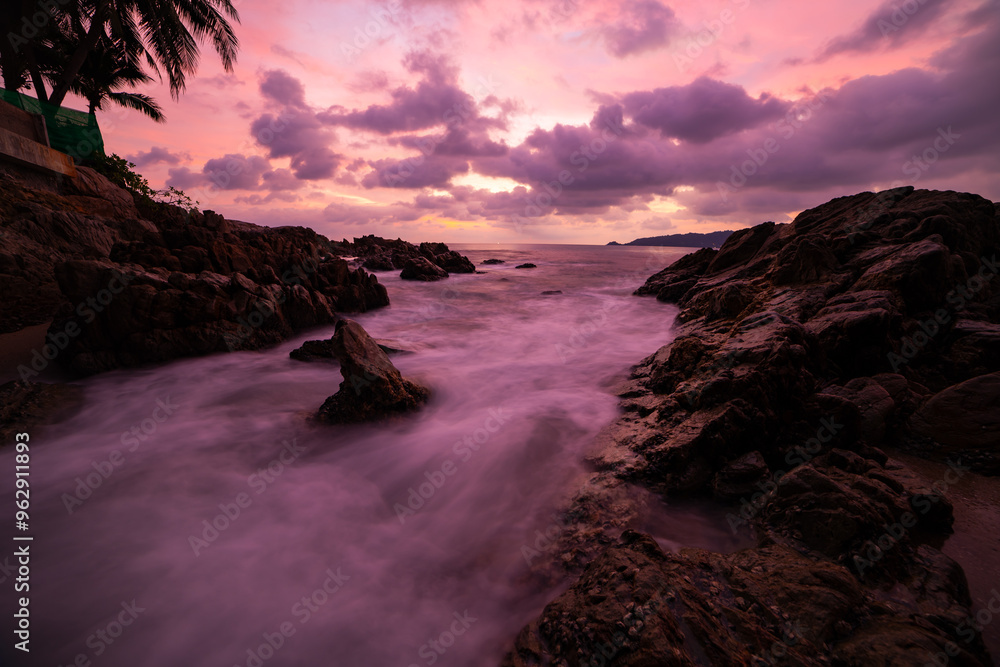 Obraz premium Sunset sky, Nature beautiful Light Sunset or sunrise over sea, Colorful dramatic majestic scenery sky,Amazing clouds and waves in sunset sky nature light cloud background
