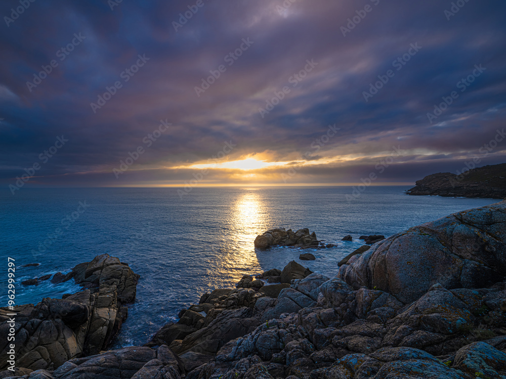 Puesta de sol desde le Cabo Prioriño en la Ría de Ferrol, Galicia (España) Puesta de sol desde le Cabo Prioriño en la Ría de Ferrol, Galicia (España)