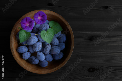 Frisch geerntete Zwetschgen in einer Holzschale