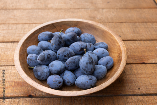 Frisch geerntete Ökologische Zwetschgen in einer Holzschale