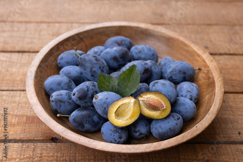 Frisch geerntete Ökologische Zwetschgen in einer Holzschale