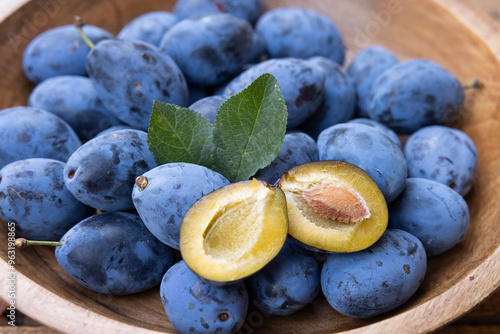 Frisch geerntete Ökologische Zwetschgen in einer Holzschale