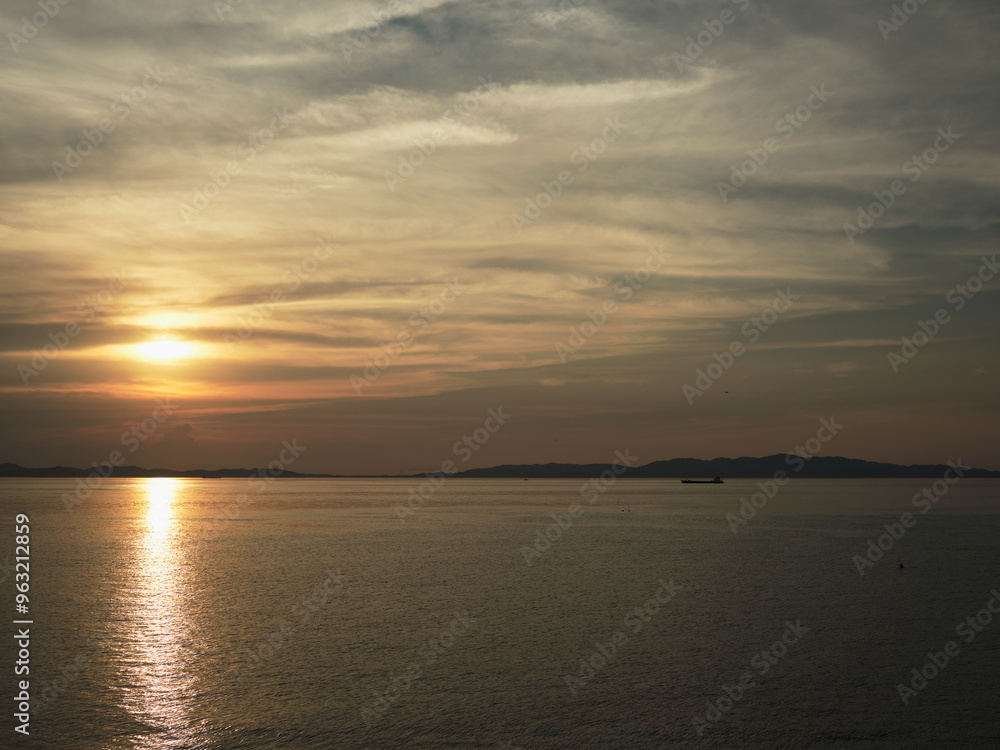 Naklejka premium 夕陽の落ちる海