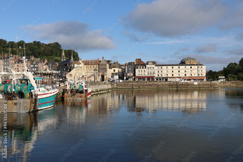 Fototapeta premium Port de plaisance dans le vieux bassin, ville de Honfleur, département du Calvados, France