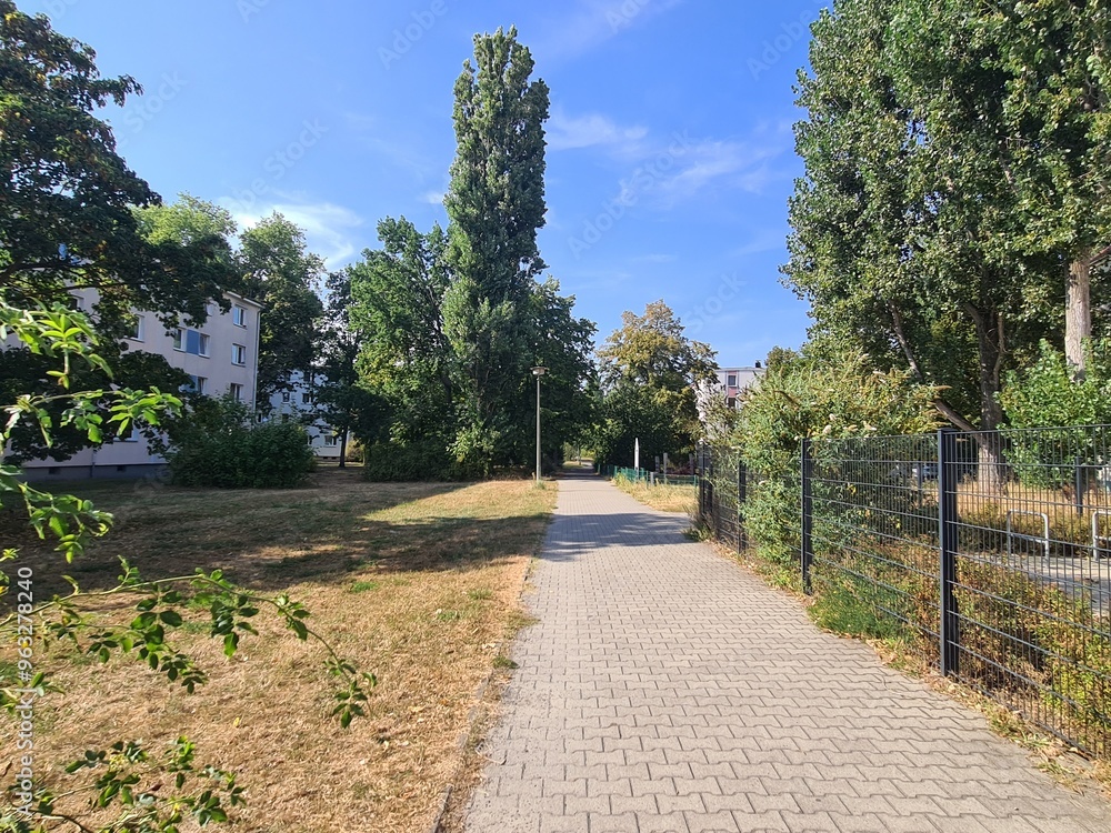 eine Wohngegend mit grünem Park in Berlin Treptow eine Wohngegend mit grünem Park in Berlin Treptow