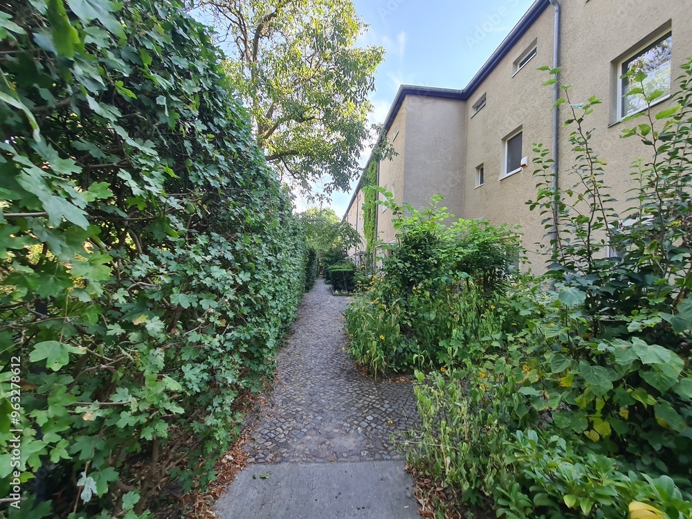 Spaziergang durch eine Wohngegend mit grünem Park in Berlin Treptow Spaziergang durch eine Wohngegend mit grünem Park in Berlin Treptow