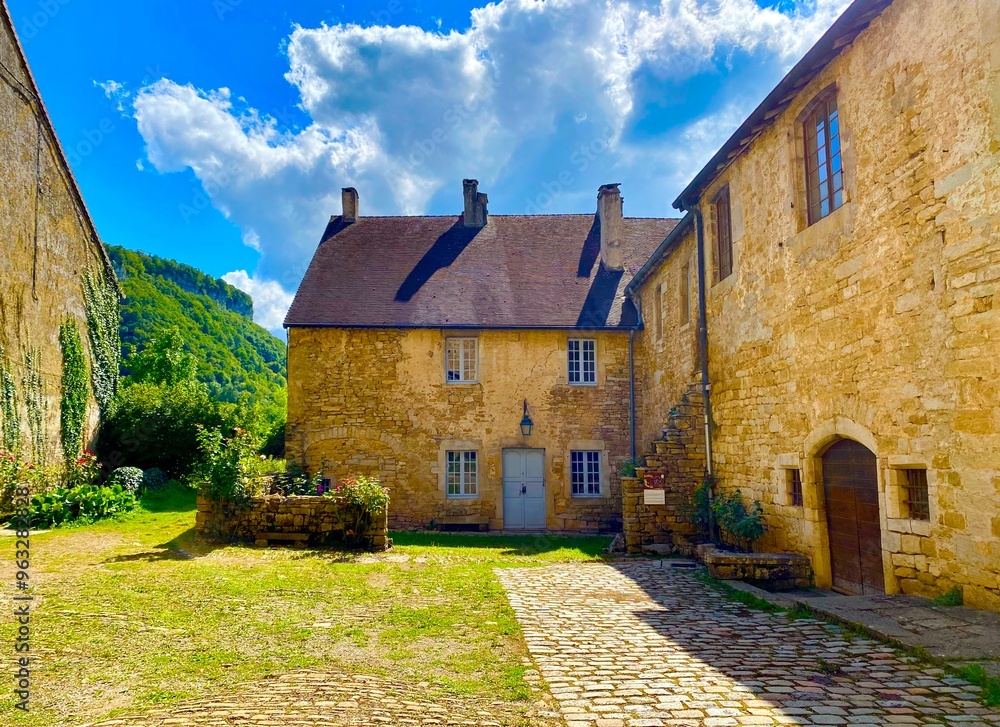 Φωτογραφία Abbey in the village of Baume-les-Messieurs in Eastern France