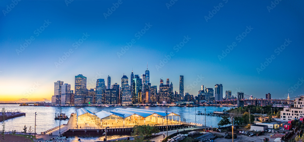 Fototapeta premium skyline of New York, seen from Brooklyn, by night,