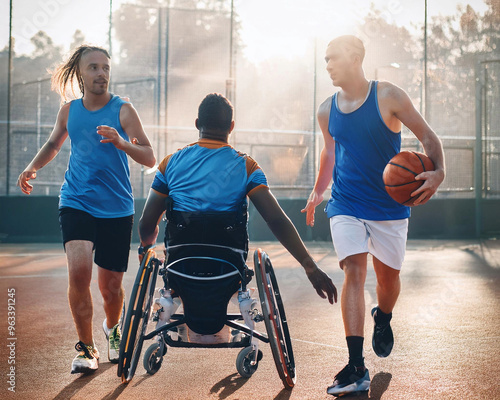 persona discapacitada en silla de ruedas entrenan deporte, actividades deportivas inclusivas en equipo, accesibilidad e igualdad 
