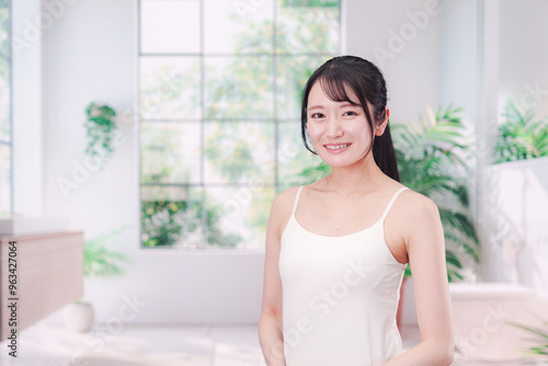 Free Download 笑顔でビューティーケアをする若い女性 - GFXLoad