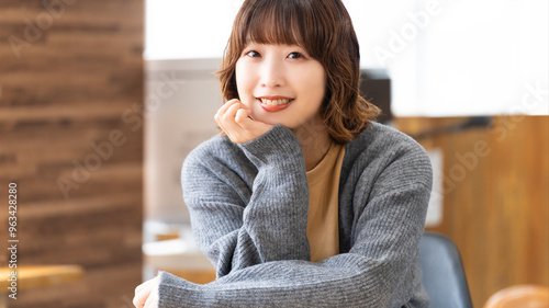 Wallpaper Mural 肘をつく笑顔のビジネスウーマン Torontodigital.ca