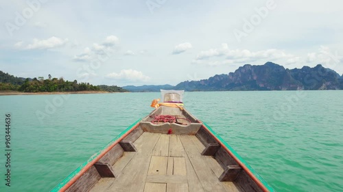 Plan large du nez du bateau sur le lac Cheow Lan en Thaïlande