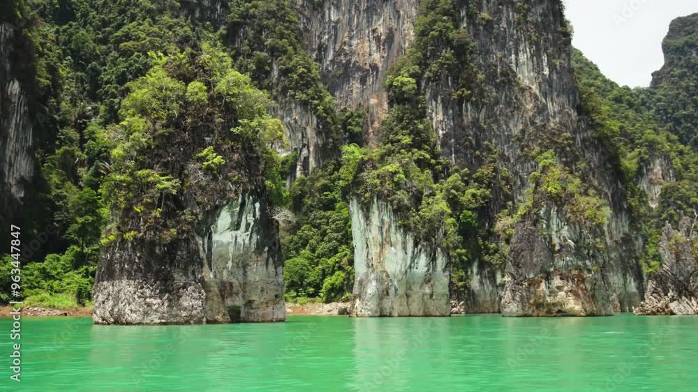 Voyage autour des rochers Khao Sam Kloe sur le lac Cheow Lan Thaïlande Voyage autour des rochers Khao Sam Kloe sur le lac Cheow Lan Thaïlande