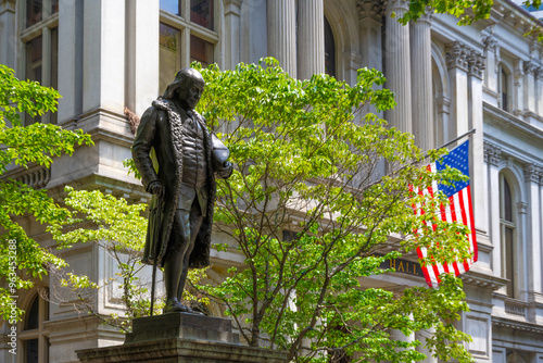 Tableau sur toile View of statue of Benjamin Franklin, in front of Boston's Old City Hall, in the