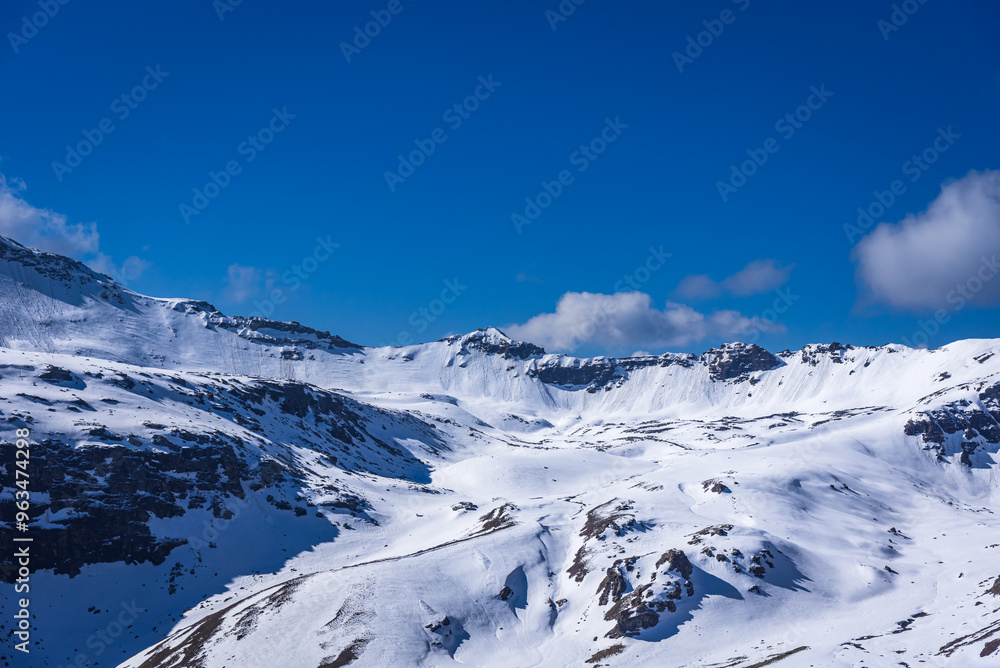 Obraz premium Snow cladded mountain view enroute Rupin pass trekking trail. It is a high altitude trek in Himachal Pradesh located at 4650m with Himalayan ranges, glacial meadows and snow-covered landscapes.