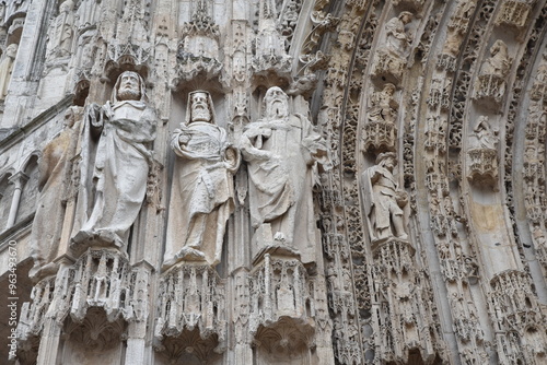 Wallpaper Mural Statues du portail de la cathédrale à Rouen en Normandie. France Torontodigital.ca