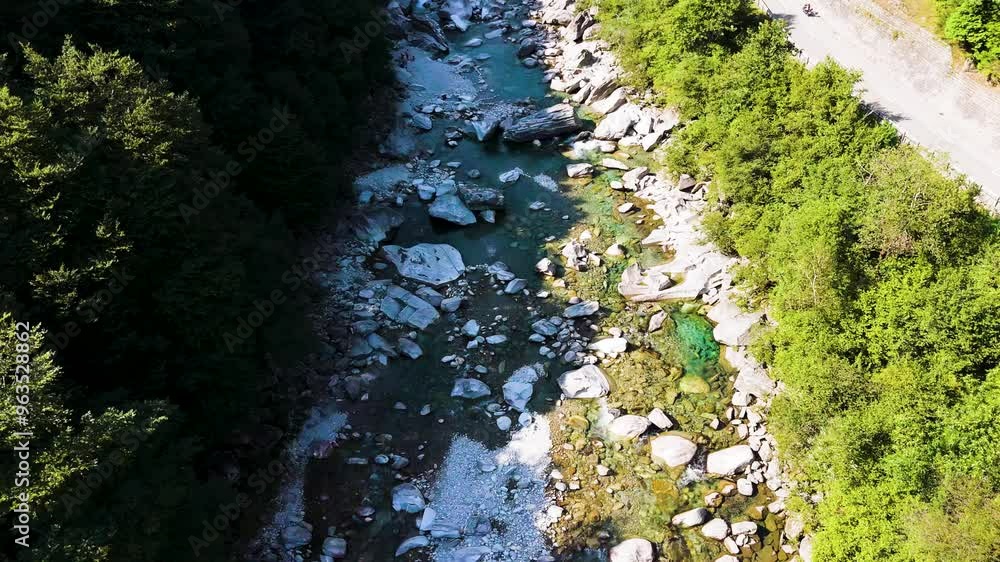 Luftaufnahme einer grünen Landschaft mit Wiesen, Bäumen unter klarem Himmel. Friedliche Naturkulisse mit Vegetation, Naturfarben und unberührter Schönheit in einer weitläufigen Outdoor-Szenerie.