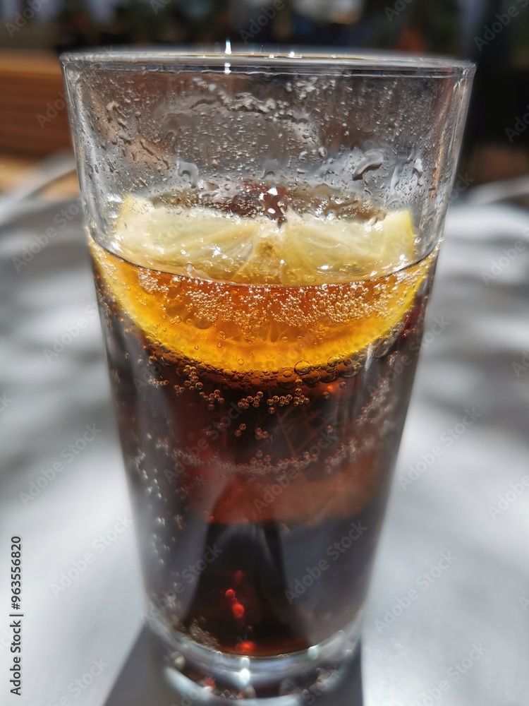 Cola mit Zitrone Cola mit Zitrone