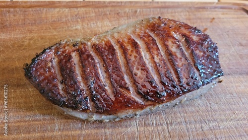Magret de canard grillé dans une poêle et prédécoupé 