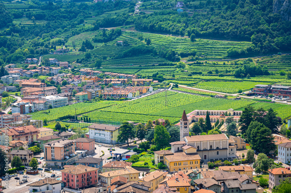 Φωτογραφία Village of Mori with vineyards in the southern Italian Alps