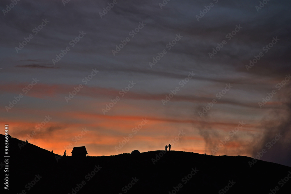 Obraz premium sunset over the mountains