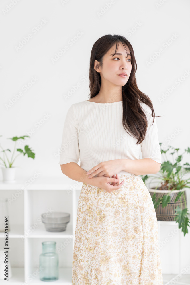 部屋でリラックスする若い女性