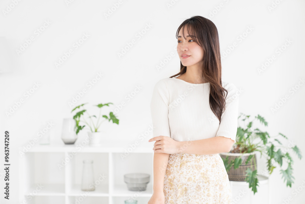 部屋でリラックスする若い女性