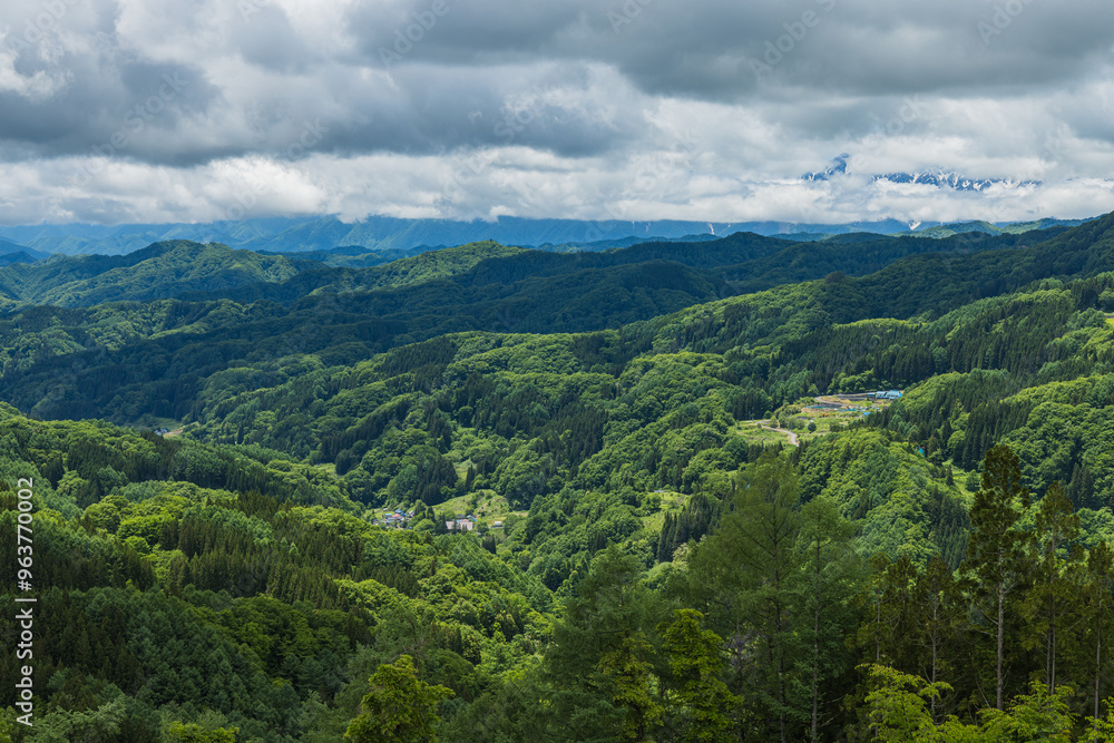 Obraz premium 日本 長野県長野市鬼無里の大望峠から眺める風景