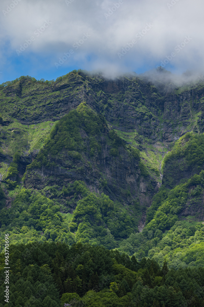 Naklejka premium 日本 長野県長野市鬼無里の大望峠から眺める戸隠連峰の西岳