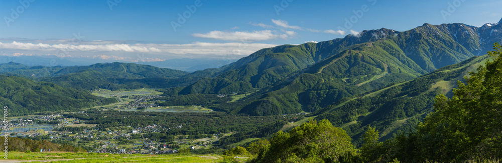 Obraz premium 日本 長野県北安曇郡白馬村の白馬岩岳山頂にある白馬岩岳マウンテンリゾートからのパノラマ風景