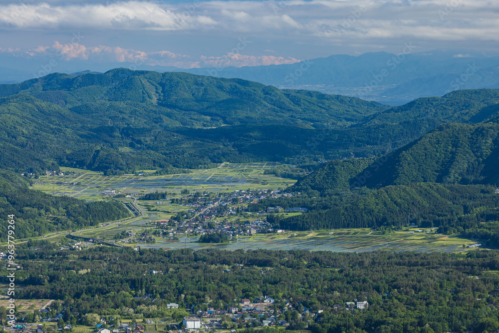 Fototapeta premium 日本 長野県北安曇郡白馬村の白馬岩岳山頂にある白馬岩岳マウンテンリゾートからのパノラマ風景