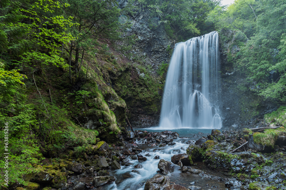 Fototapeta premium 日本 長野県松本市安曇の乗鞍高原にある善五郎の滝