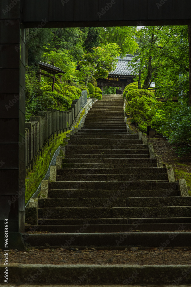 日本 長野県松本市にある牛伏寺の山門へと向かう参道 日本 長野県松本市にある牛伏寺の山門へと向かう参道