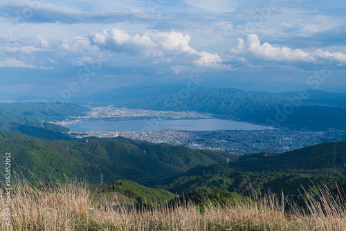 日本　長野県岡谷市と塩尻市の境にある高ボッチ山の高ボッチ高原　見晴らしの丘から眺める諏訪湖 photo