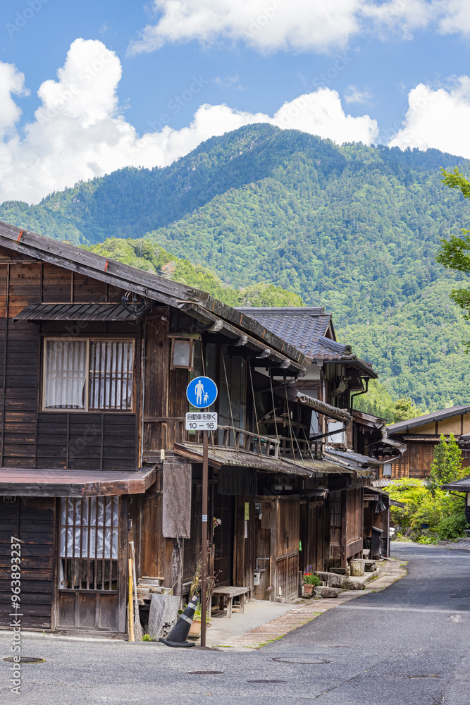 日本 長野県木曽郡南木曽町にある中山道の宿馬町、妻籠宿の寺下の町並み 日本 長野県木曽郡南木曽町にある中山道の宿馬町、妻籠宿の寺下の町並み