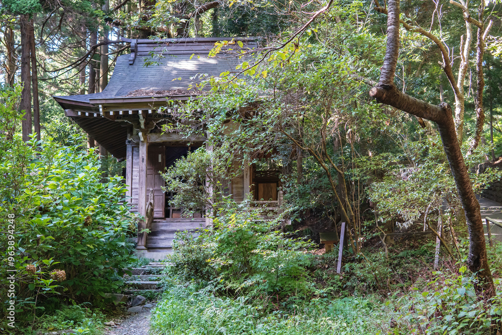 世界遺産・中尊寺／月見坂にある八幡堂【国指定史跡】日本岩手県平泉町・10月