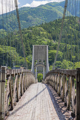 日本　長野県木曽郡南木曽町にある木曽川に架かる桃介橋、別名桃の橋