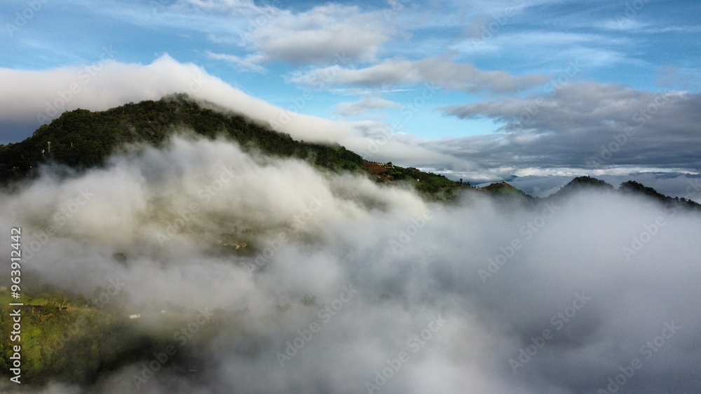 Obraz premium clouds over the mountains