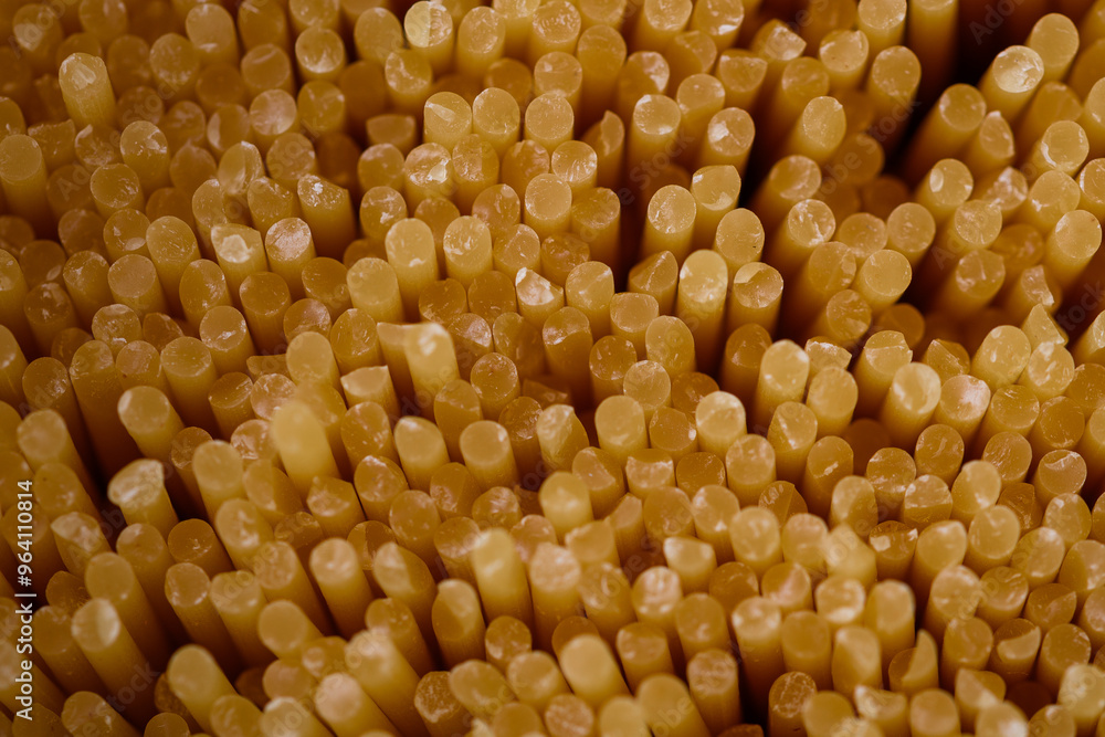 Żółte trojwymiarowe tło z makaronu kukurydzianego do spaghetti Żółte trojwymiarowe tło z makaronu kukurydzianego do spaghetti