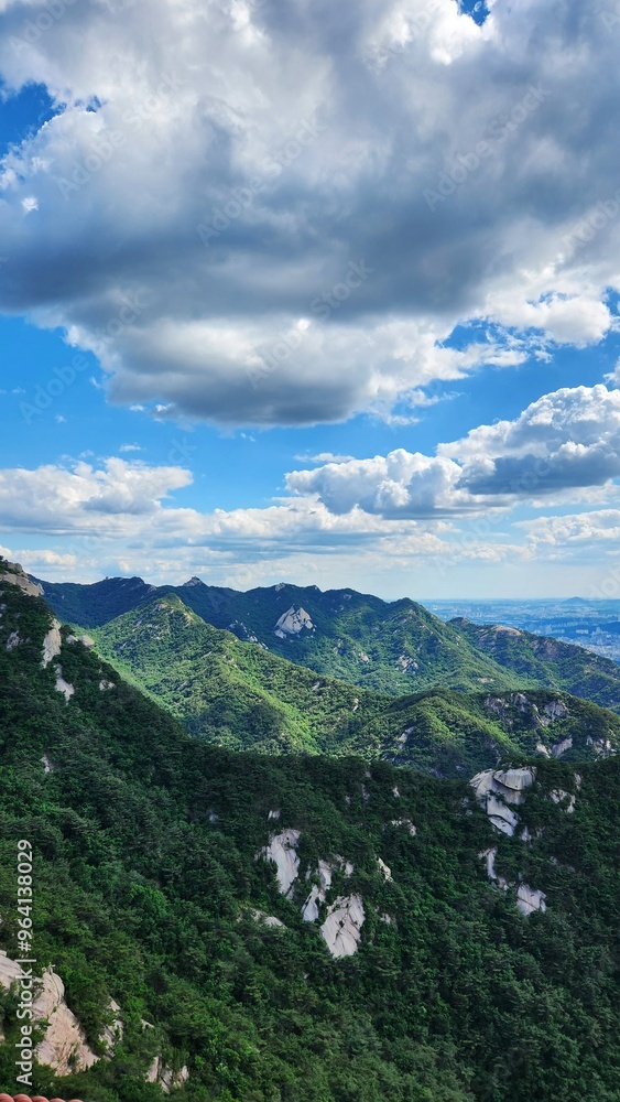 Obraz premium the top of Bukhansan Mountain in Korea in sunny weather. hiking in korea. mountains Korea Seoul