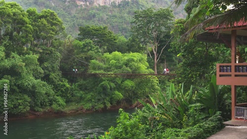 Vue latérale du pont suspendu de cœur à Khao Phang en Thaïlande