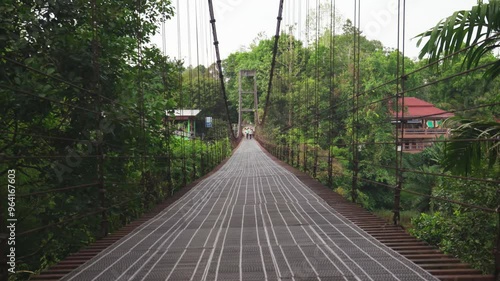 Pont suspendu de cœur à Khao Phang en Thaïlande