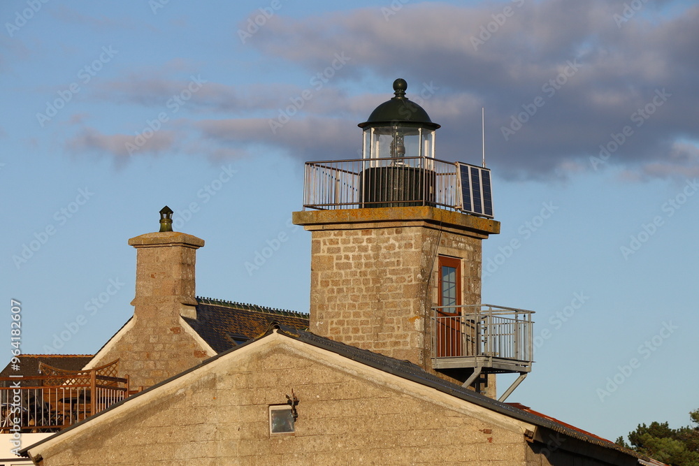 Ancien phare, village de Barfleur, département de la Manche, France Ancien phare, village de Barfleur, département de la Manche, France