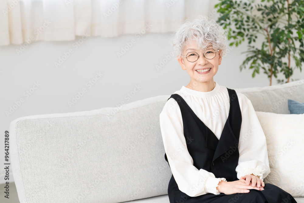 ソファーに座るシニア女性 ソファーに座るシニア女性