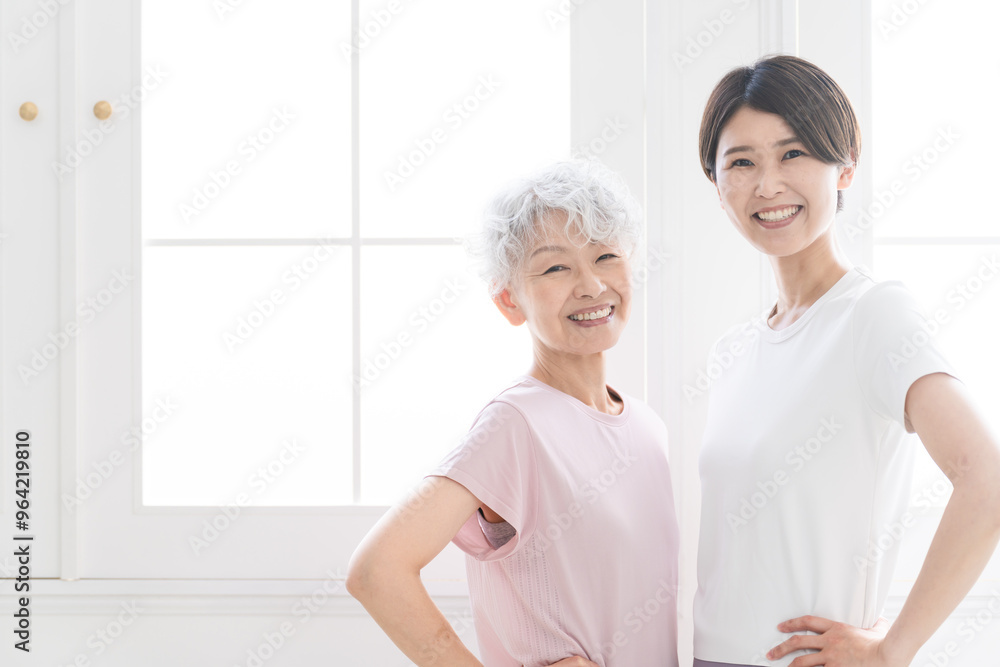 ヨガをする若い女性とシニア女性 健康イメージ ヨガをする若い女性とシニア女性 健康イメージ